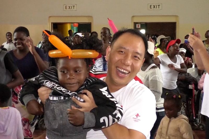 Komunitas Tionghoa menghibur anak-anak penyandang disabilitas di Zimbabwe