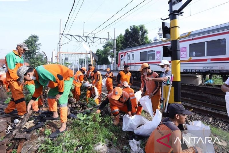 Pemkot Jaktim lakukan penghijauan di eks lokalisasi Gunung Antang