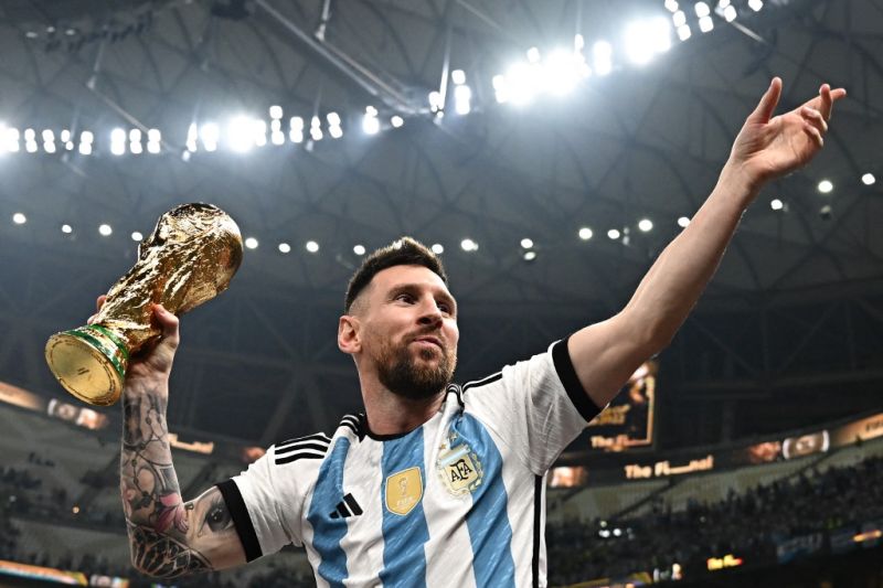 Rangkaian Foto Messi Mengangkat Trofi Piala Dunia Mencatat 58,4 Juta 'Like'
