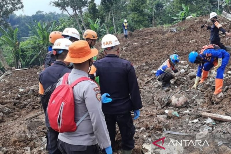 Pemkab Cianjur tetap lakukan pencarian korban tertimbun longsor