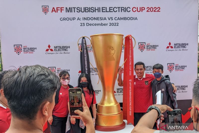 Piala AFF yang besar diperhatikan oleh para penggemar tim nasional Indonesia