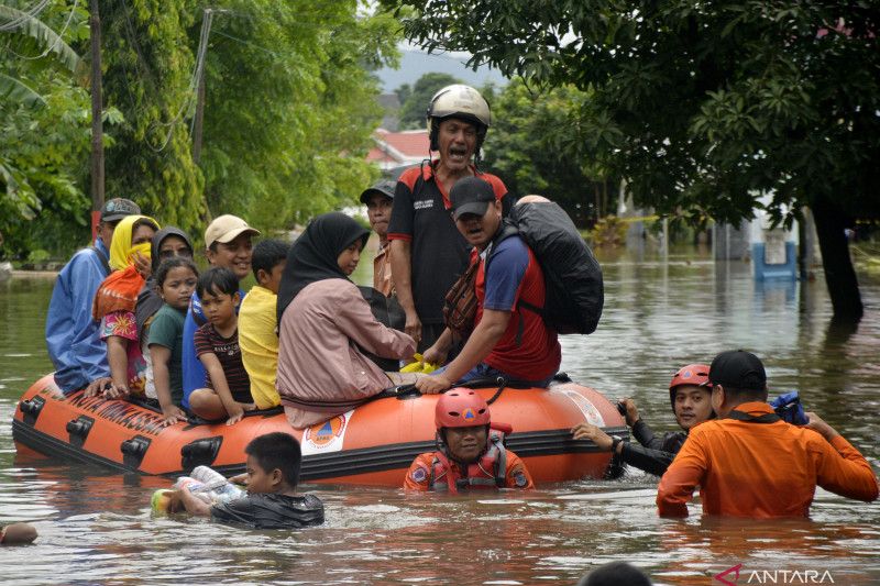 Evakuasi warga korban banjir di Makassar