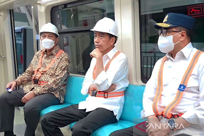 Presiden Jokowi jajal naik kereta LRT ke Stasiun TMII