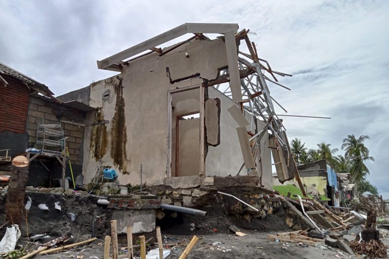 Camat Sekarbela Mataram mengusulkan warga terdampak abrasi direlokasi