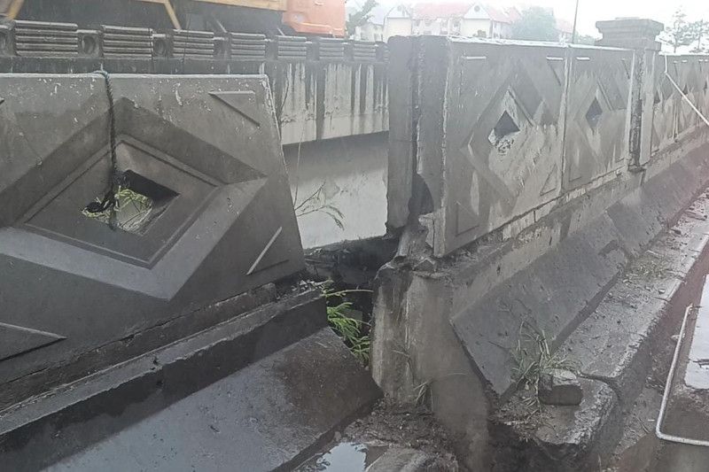 Bina Marga Jakut pasang beton pembatas di jembatan Marunda yang ambles