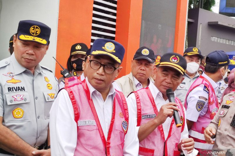 Menko PMK-Menhub tinjau Jalur Puncak jelang Tahun Baru