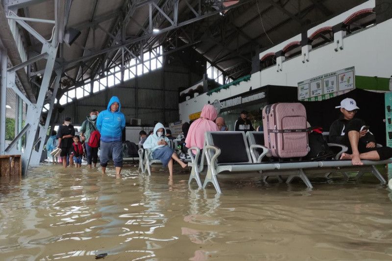 Gelombang di perairan Jawa Tengah Utara diperkirakan mencapai 4 meter