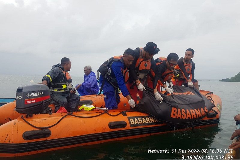 Tim SAR mengevakuasi jenazah nelayan SBB yang ditemukan tewas