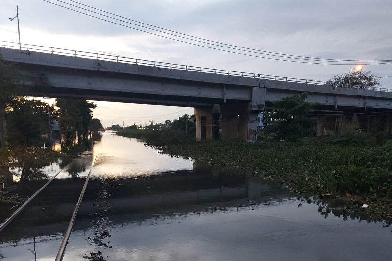 Banjir mengalihkan perjalanan panjang kereta api dari jalur selatan