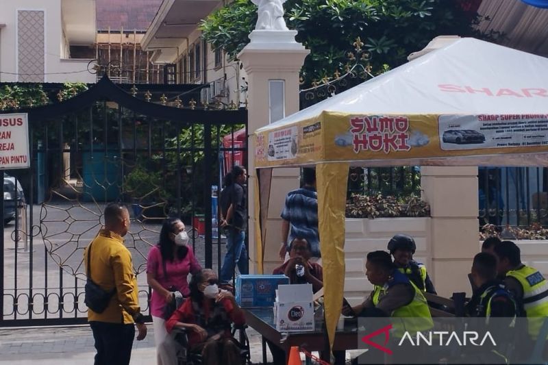 Polisi kawal gereja di Medan pada ibadah tahun baru