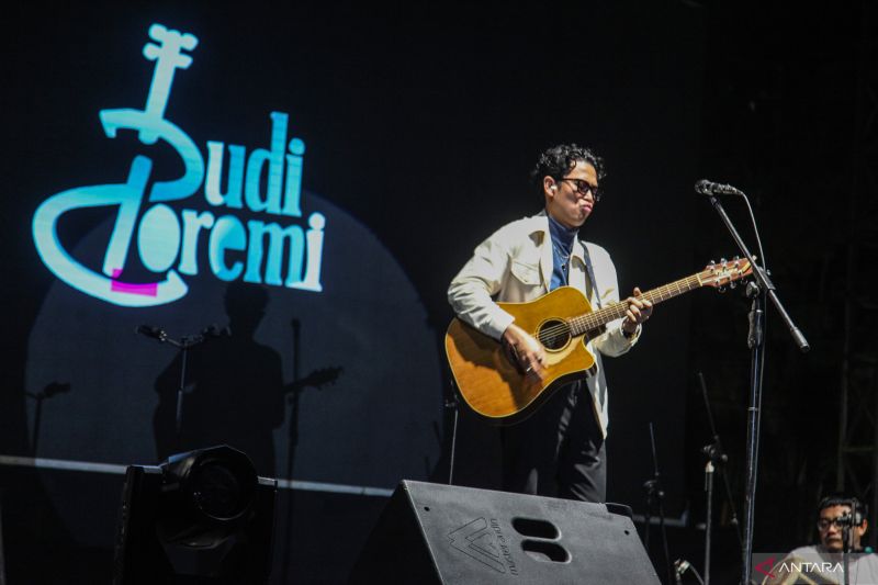 Lirik lagu "Melukis Senja" oleh Budi Doremi