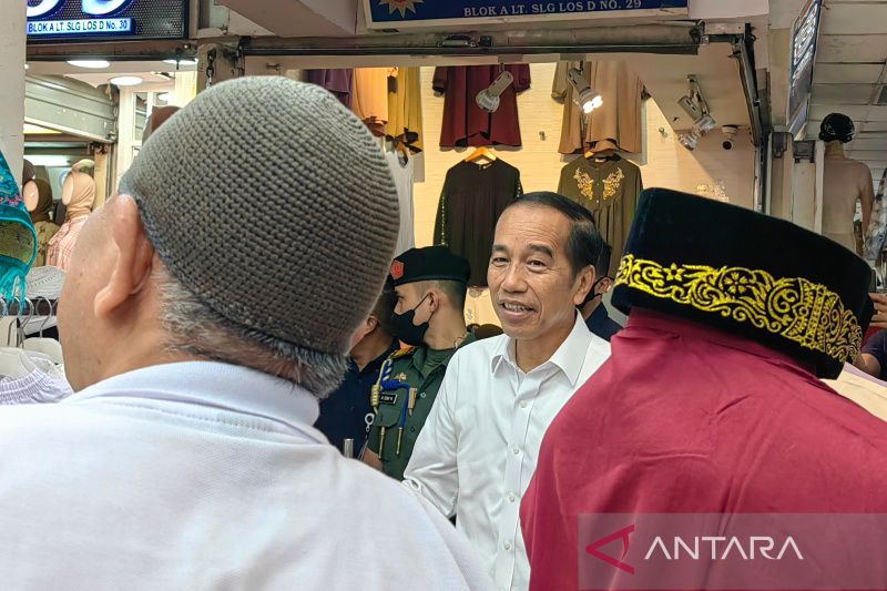 Presiden awali 2023 dengan tinjau kondisi ekonomi riil di Pasar Tanah Abang