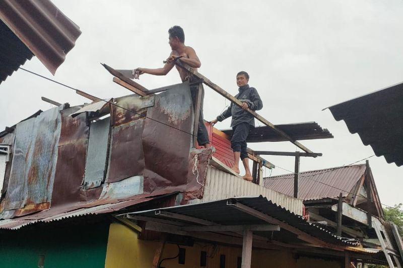 Angin puting beliung merusak 10 rumah di Makassar