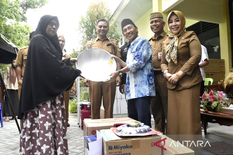 Pemkab Gorontalo serahkan bantuan Program Pahlawan Ekonomi Nusantara