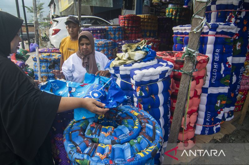 Perajin Kasur Kapuk Kesulitan Bahan Baku