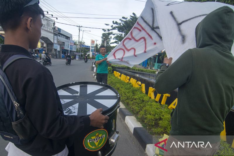 Protes Penghentian Kompetisi Sepakbola Liga II dan III