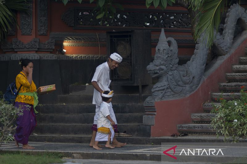 Ritual Persembahyangan Hari Kuningan di Palu