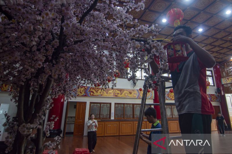 Persiapan Vihara Sambut Tahun Baru Imlek