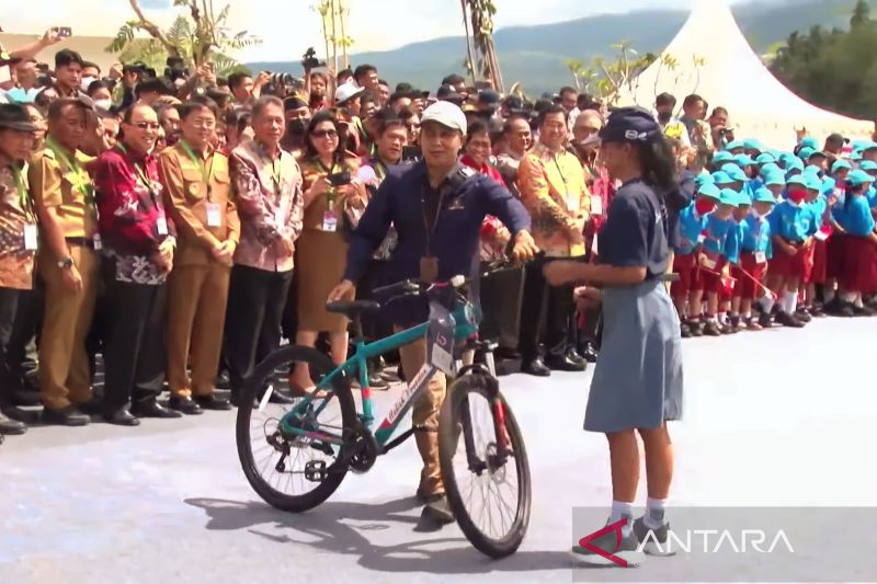 Jokowi bagikan sepeda saat resmikan Bendungan Kuwil Kawangkoan