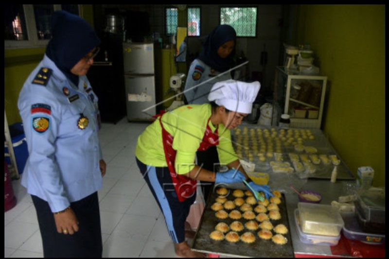 Produksi roti di Lapas Perempuan Kelas IIA Gowa