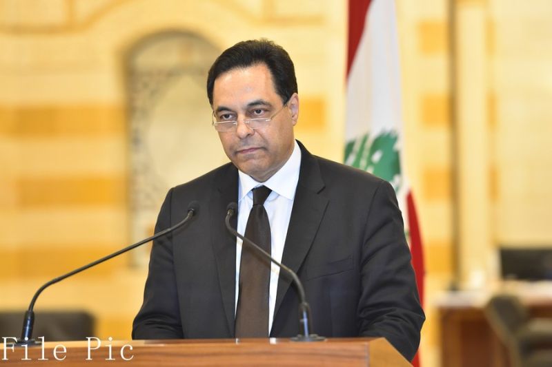 PM Lebanon Hassan Diab menyampaikan pidato mengumumkan pengunduran diri pemerintahannya setelah ledakan mematikan di pelabuhan Beirut memicu protes, seperti disiarkan televisi di Beirut, Lebanon, Senin (10/8/2020). (ANTARA/Xinhua/Dalati&Nohra)