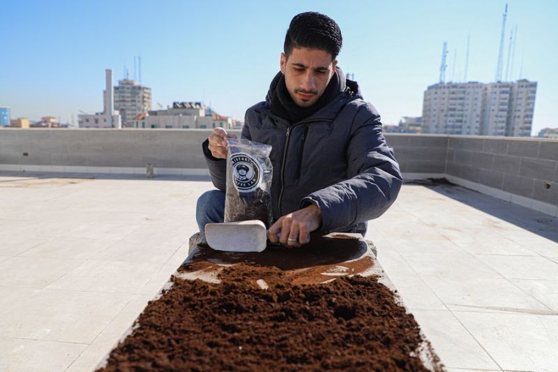 Kisah pemuda Gaza daur ulang limbah kopi jadi pupuk ramah lingkungan