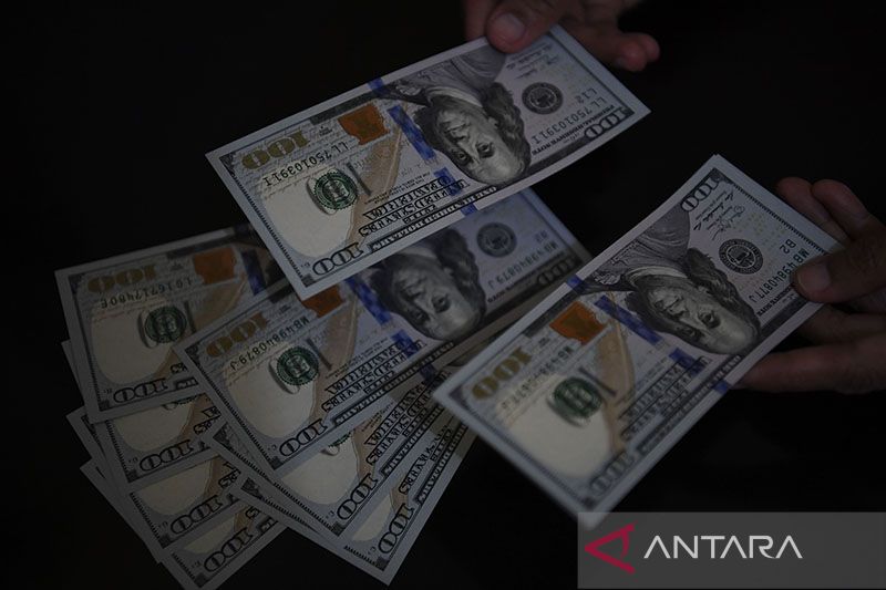 Dolar terkerek karena data AS yang kuat mendukung sikap 