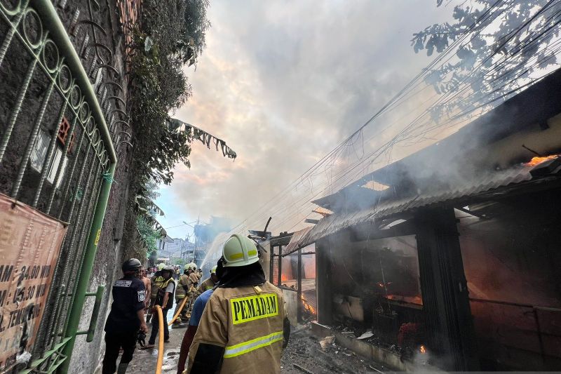 Petugas padamkan kebakaran yang hanguskan tujuh bangunan di Pulogadung