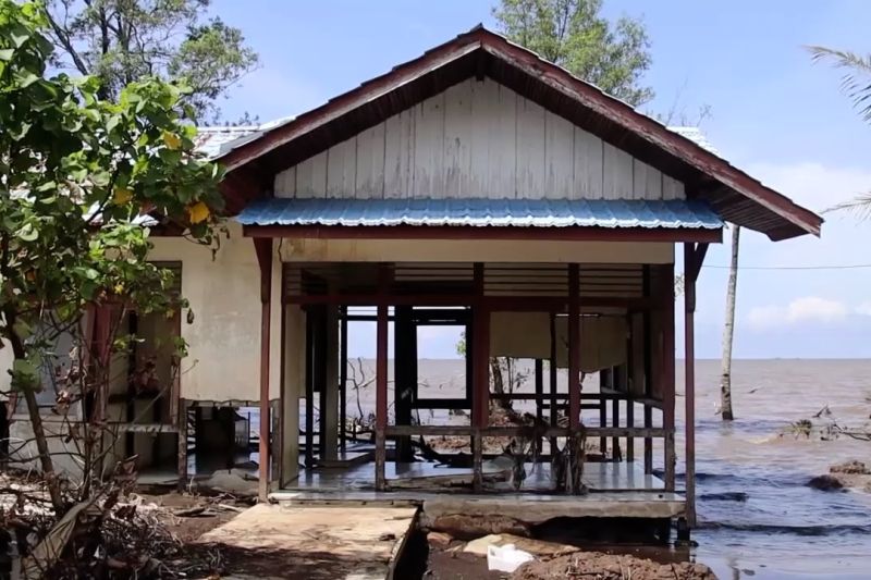 Ratusan rumah warga Desa Kuala Karang terendam banjir rob