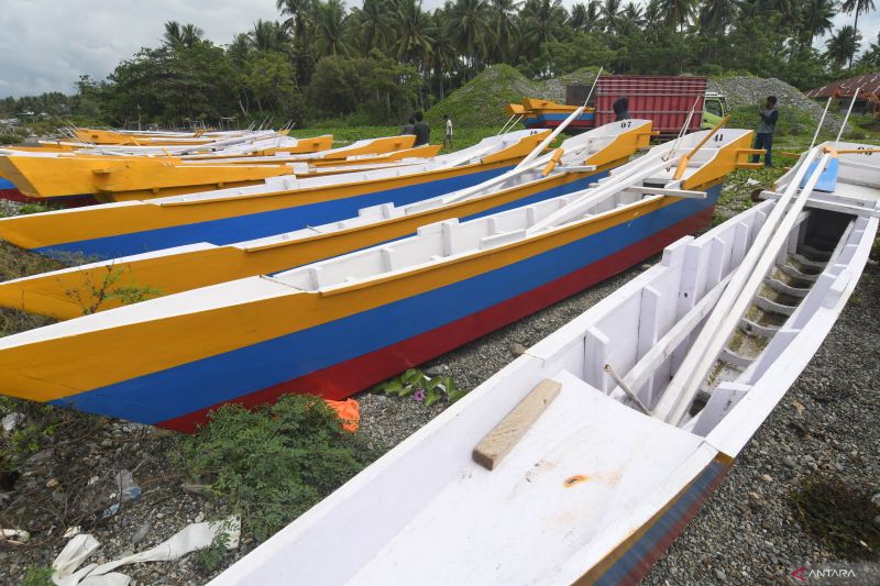 BANTUAN PERAHU UNTUK NELAYAN