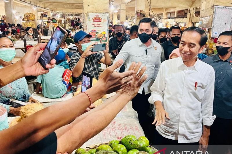 Warga antusias sambut Jokowi dan Iriana di Pasar Anyar Bali