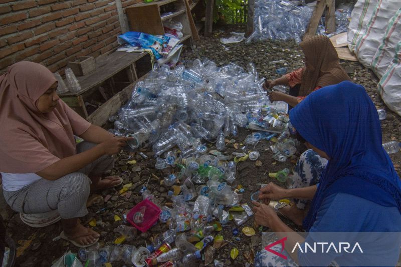 Inisiatif Ibu Rumah Tangga Dirikan Bank Sampah