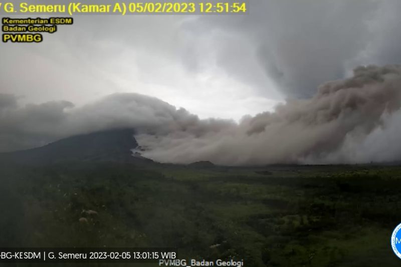 Gunung Semeru erupsi disertai awan panas guguran sejauh 6 km