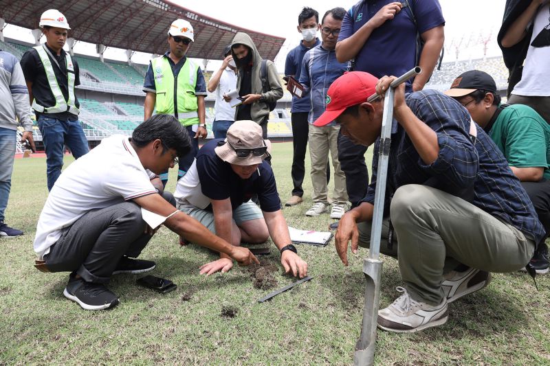 Review lapangan FIFA untuk Piala Dunia U-20 di Surabaya