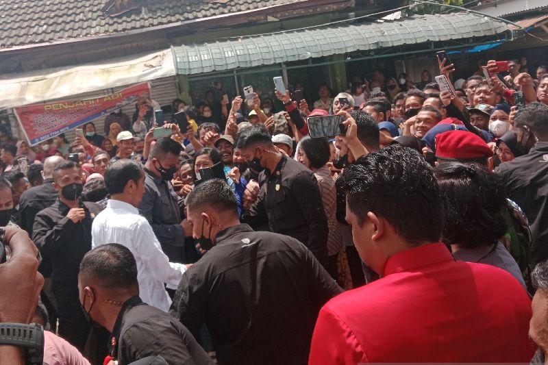 Ratusan warga antusias menyambut Presiden Jokowi di Pasar Halat Medan