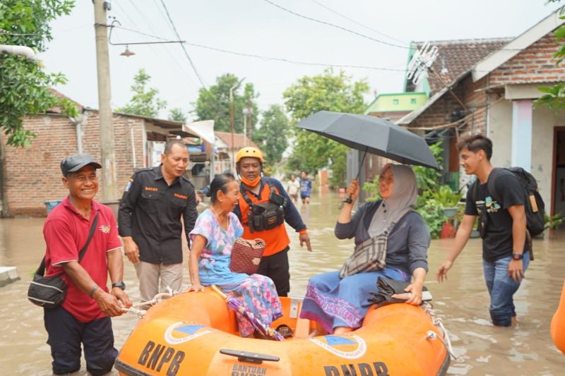 BPBD Jatim bantu logistik banjir di Mojokerto