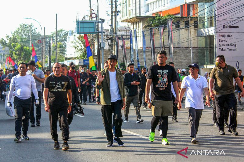 Presiden Jokowi sapa warga saat CFD di Medan