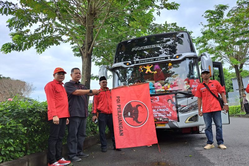 Ratusan kader PDIP Surabaya ziarah ke makam Bung Karno