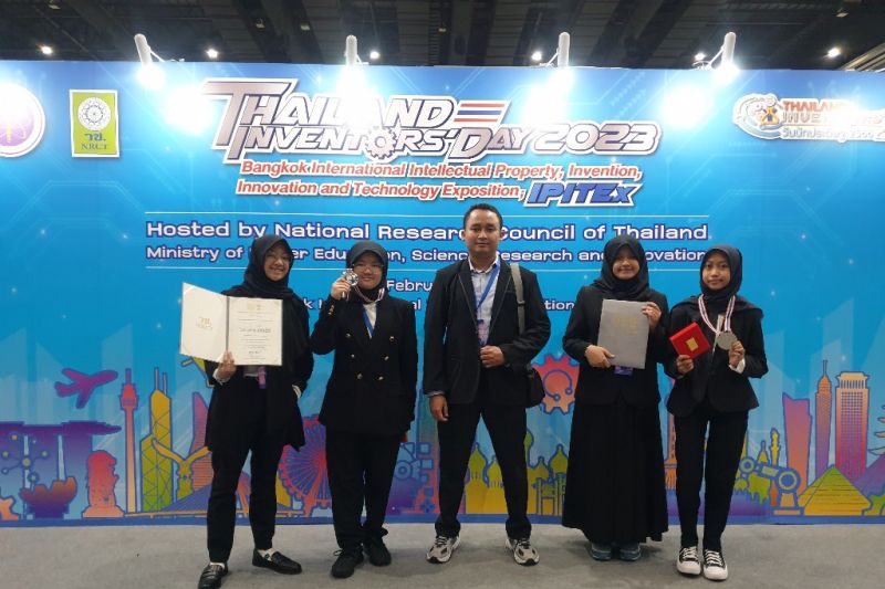Pelajar SMP  Surabaya meraih medali perak di Thailand
