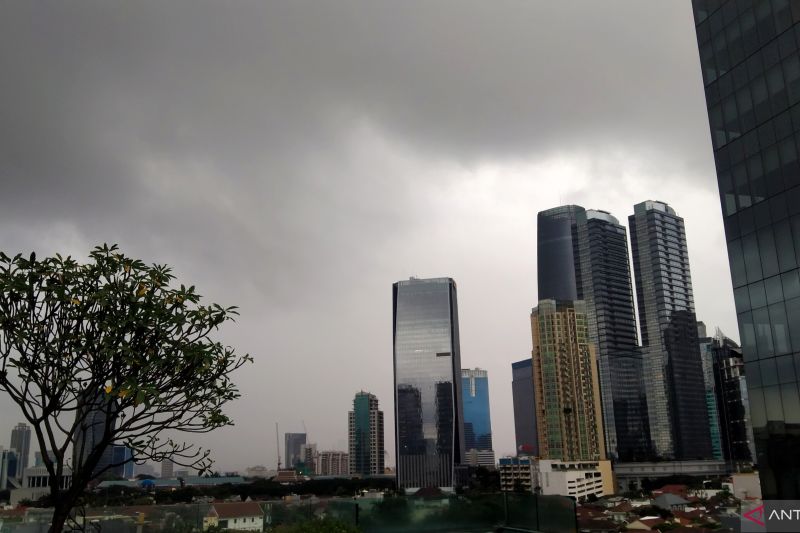Hujan disertai petir melanda tiga wilayah DKI Jakarta Senin siang