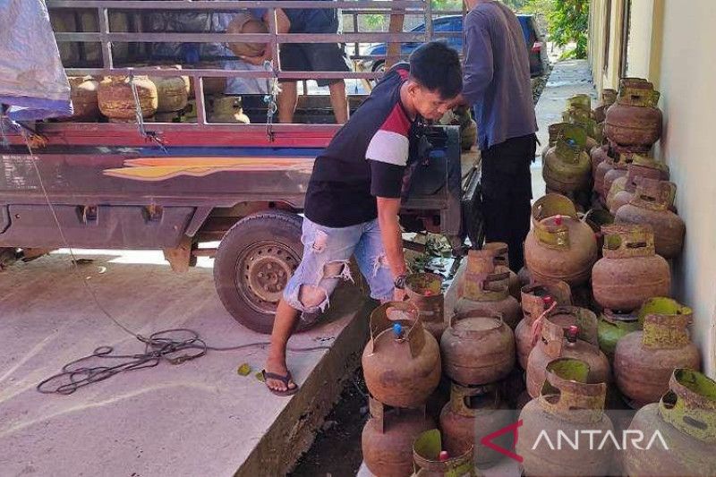 Polda Sultra tahan sopir dan mobil pengangkut gas elpiji bersubsidi