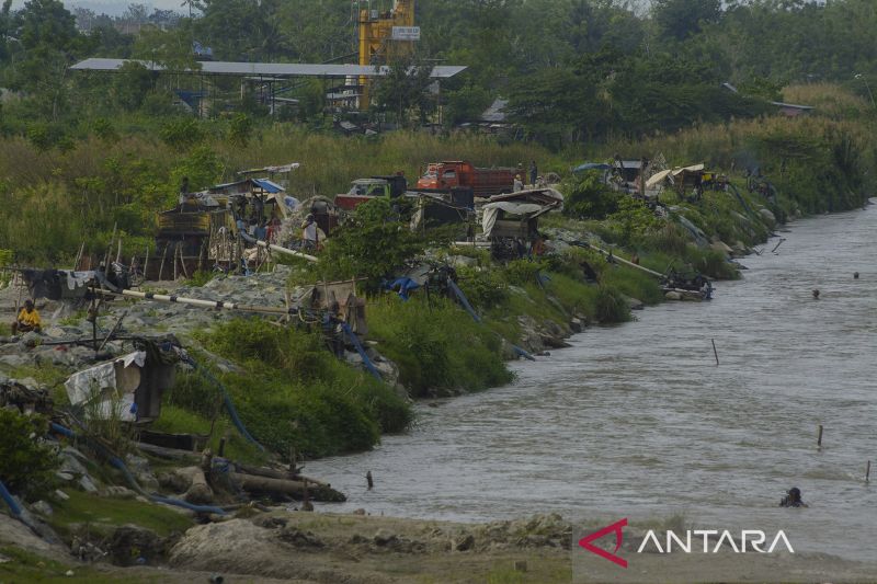 Aktivitas pertambangan pasir rakyat di daerah aliran sungai