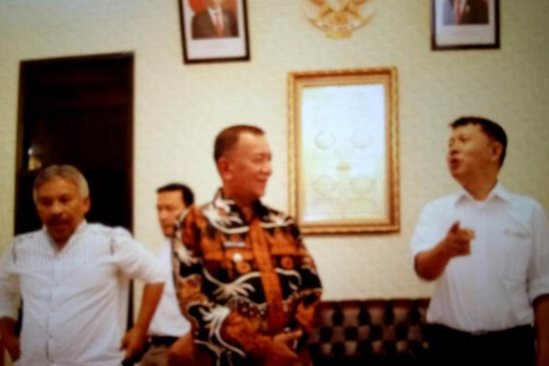 Silaturahmi Kepala Biro Antarasumbar Dengan Bupati Pessel Dan Kadis Kominfo