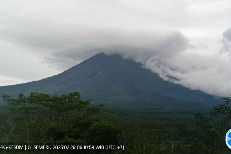 Gunung Semeru kembali erupsi disertai awan panas guguran