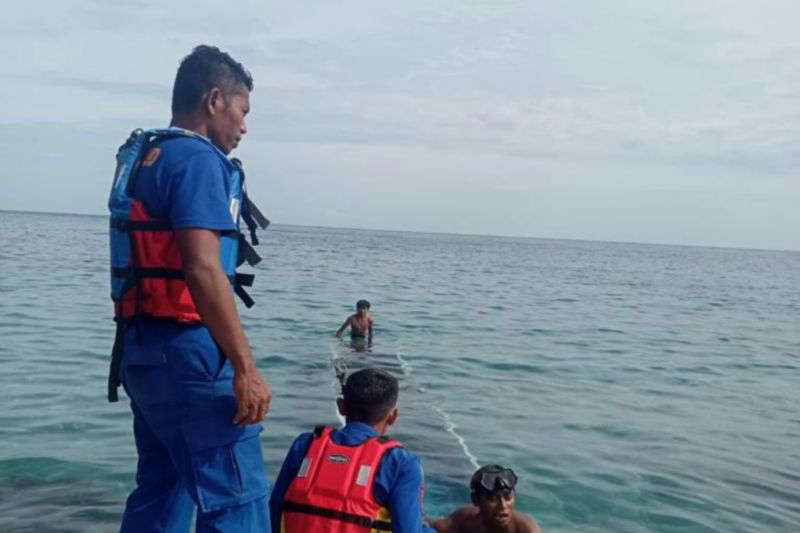 Satpol Airud Polres Dompu evakuasi korban perahu terbalik di Perairan Satonda