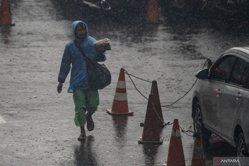 BMKG perkirakan hujan deras akan landa Jakarta Sabtu siang