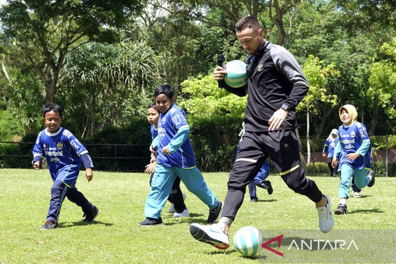 Marc Klok berikan tips bermain bola untuk anak-anak