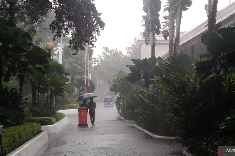 BMKG minta waspadai hujan petir di sebagian wilayah DKI siang hari