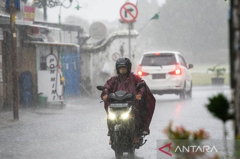 BMKG prakirakan sebagian wilayah Jakarta diguyur hujan Senin siang