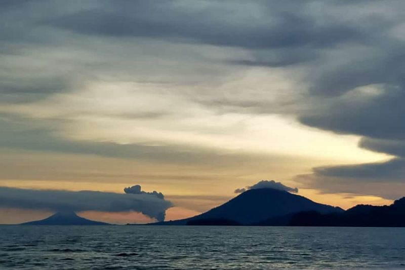 Hari ini, Gunung Anak Krakatau erupsi tiga kali